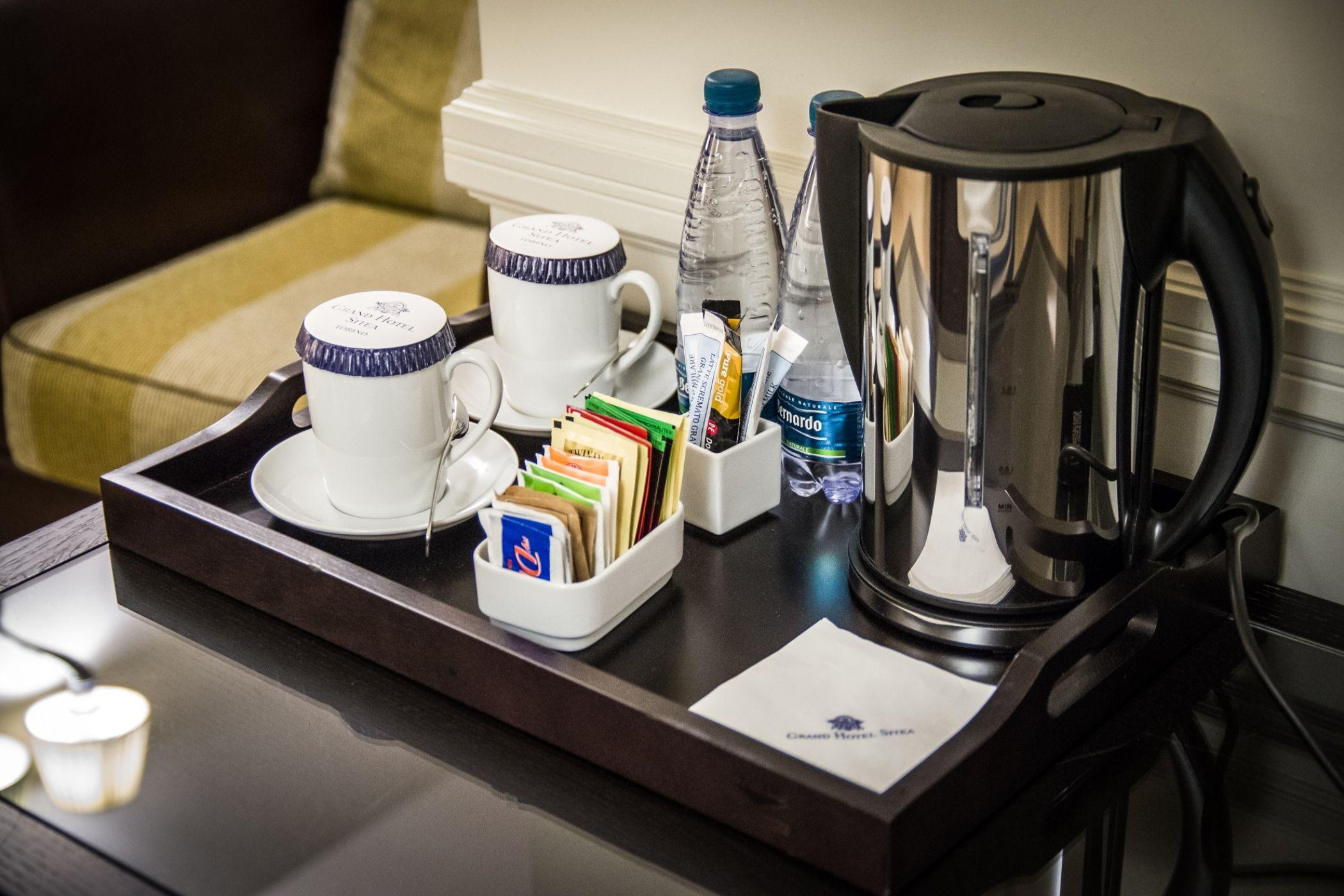 希泰亚大酒店 都灵 外观 照片 A kettle and bottled water in a hotel room